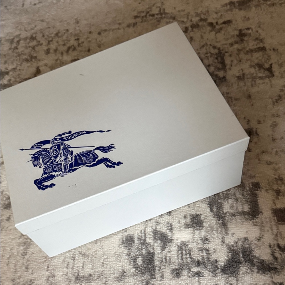 Burberry White Box with Navy Logo - Picture 2 of 2